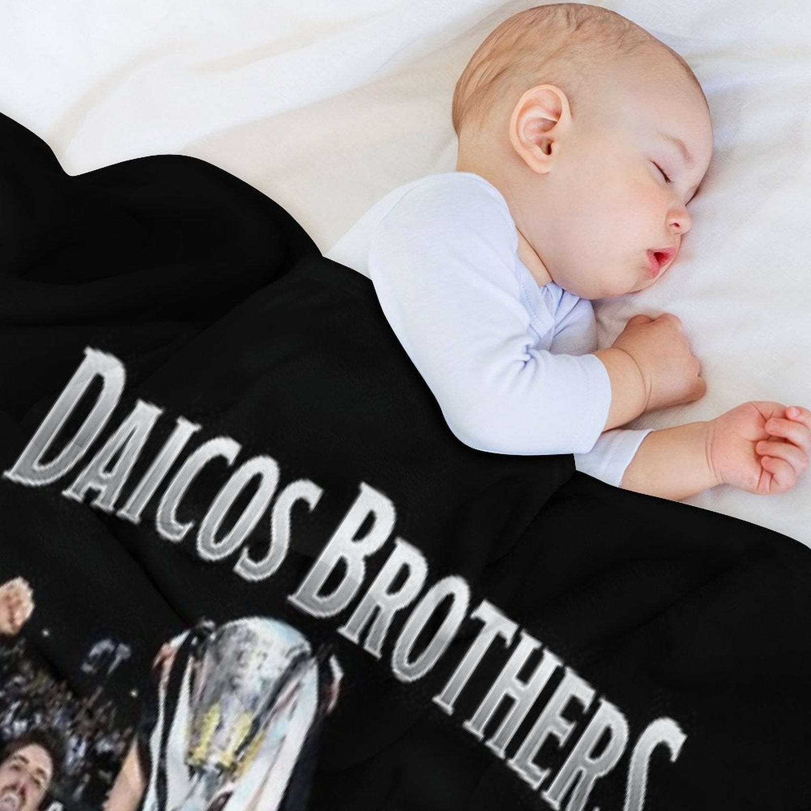 DAICOS BROTHERS Machine-washable Throw Blanket